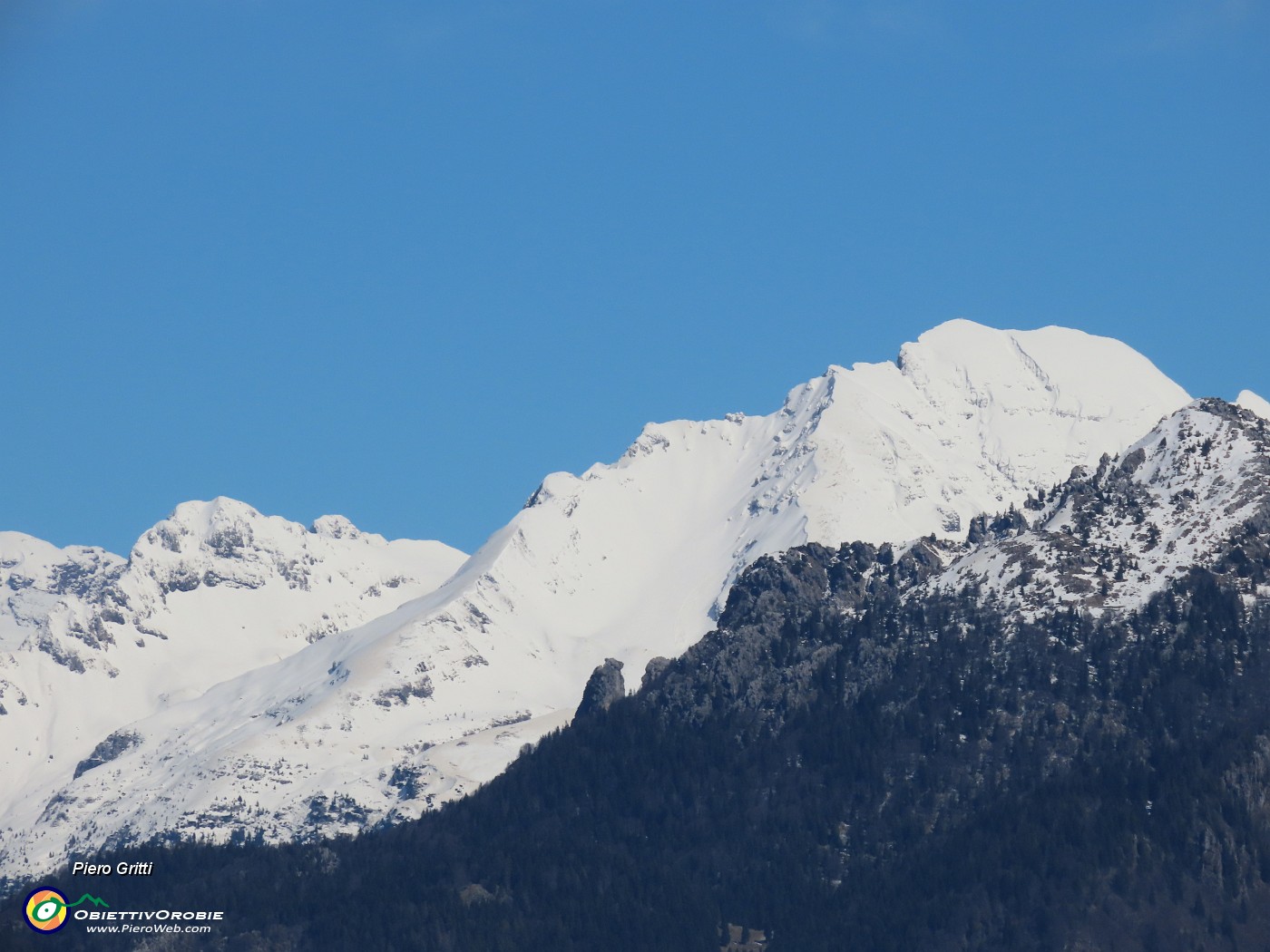 49 Zoom sul Pizzo Arera (2512 m) con Corna Piana a sx (2305 m) .JPG